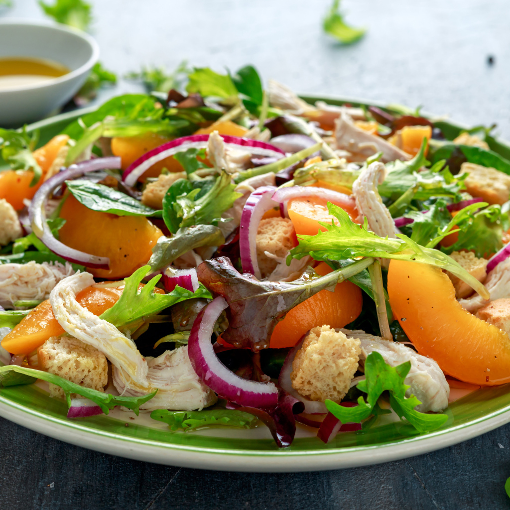 Аппетитный салат с курицей на большой тарелке