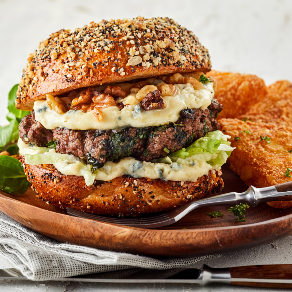 Аппетитный гамбургер на деревянной тарелке