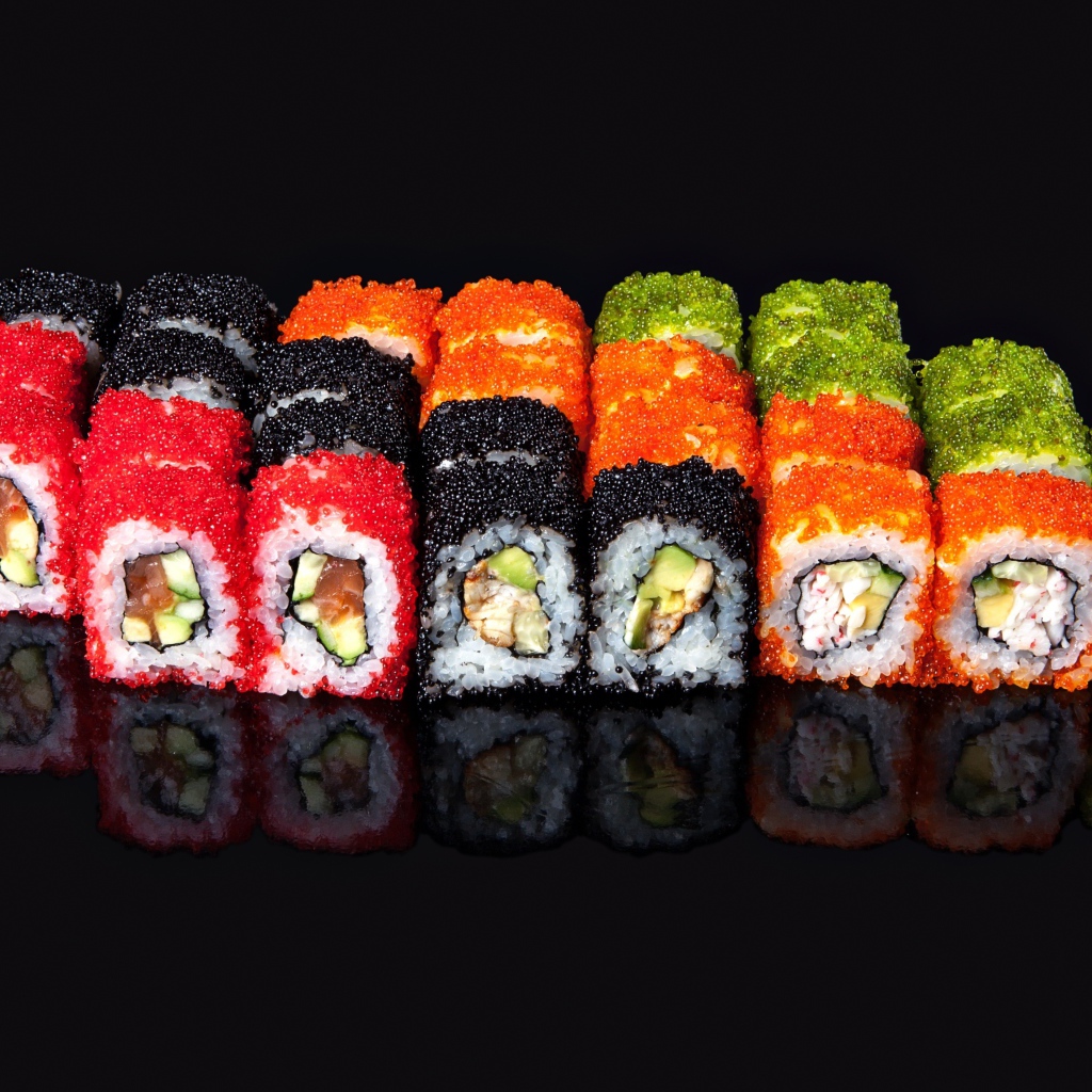 Аппетитный ролл сет на черном фоне