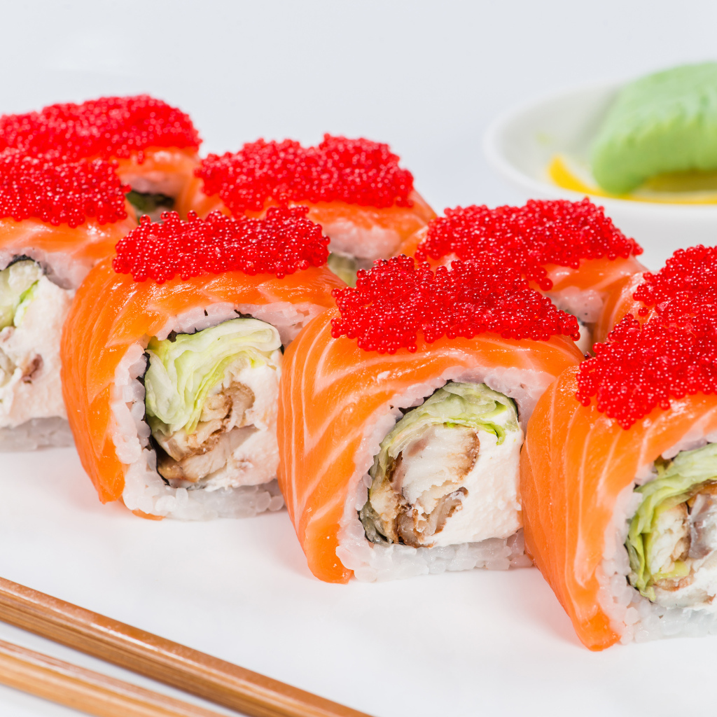 Аппетитные роллы с красной рыбой и красной икрой