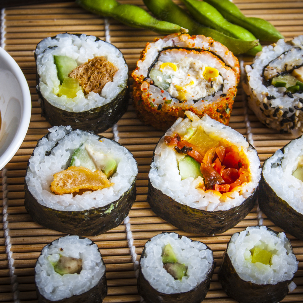 Аппетитные роллы с соевым соусом на бамбуковой салфетке 