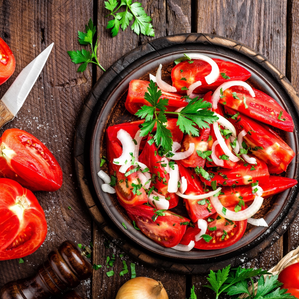 Аппетитный салат из свежих помидоров с луком и зеленью петрушки