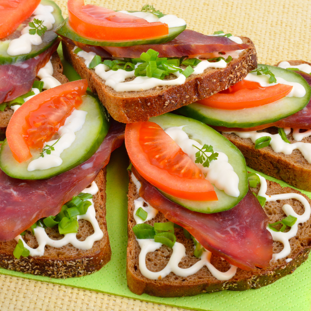 Аппетитные бутерброды с колбасой, помидорами и огурцами