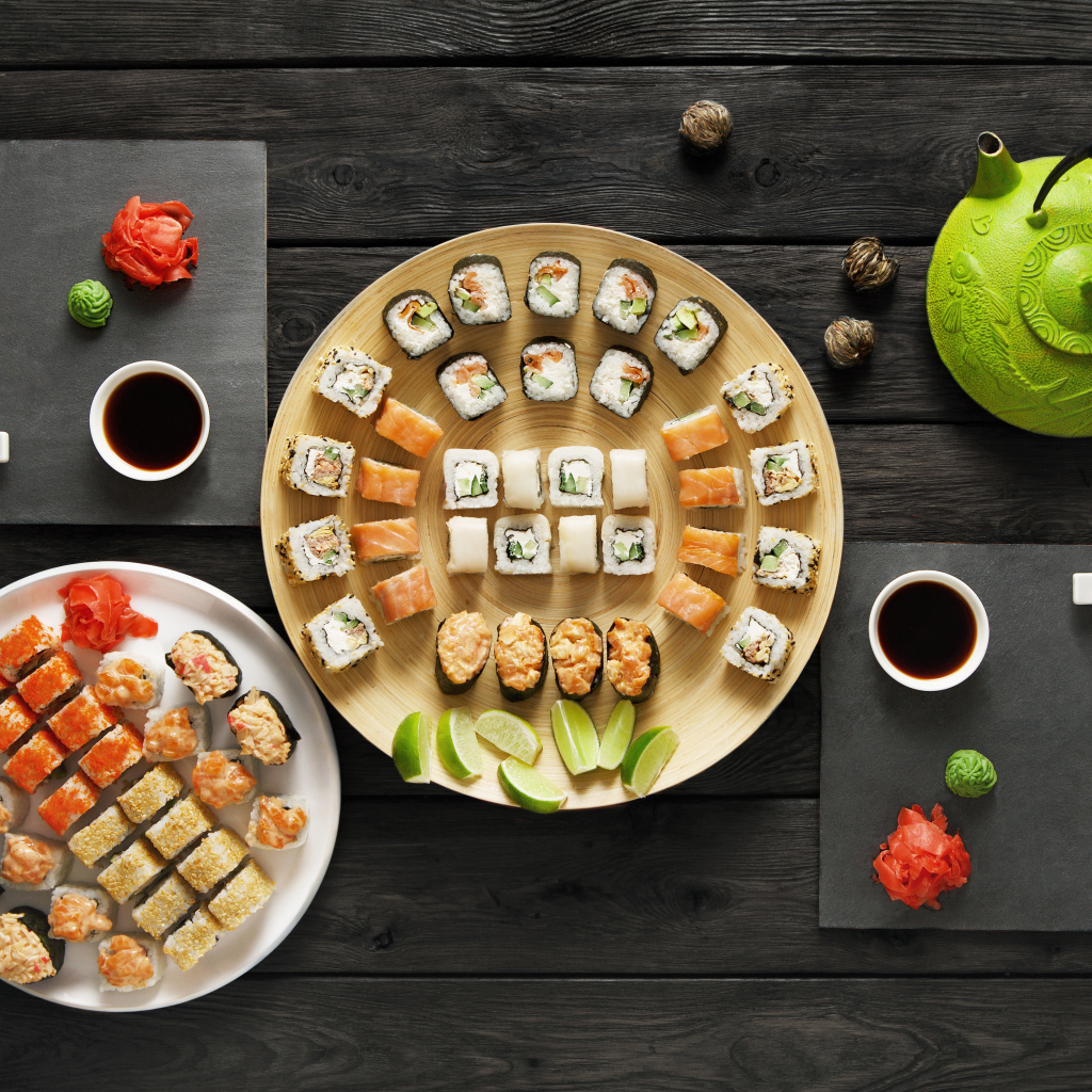 Аппетитные суши на столе с чаем 