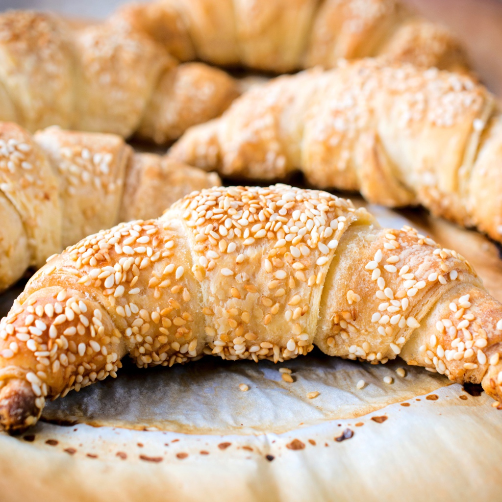 Ароматные свежие круассаны с кунжутом