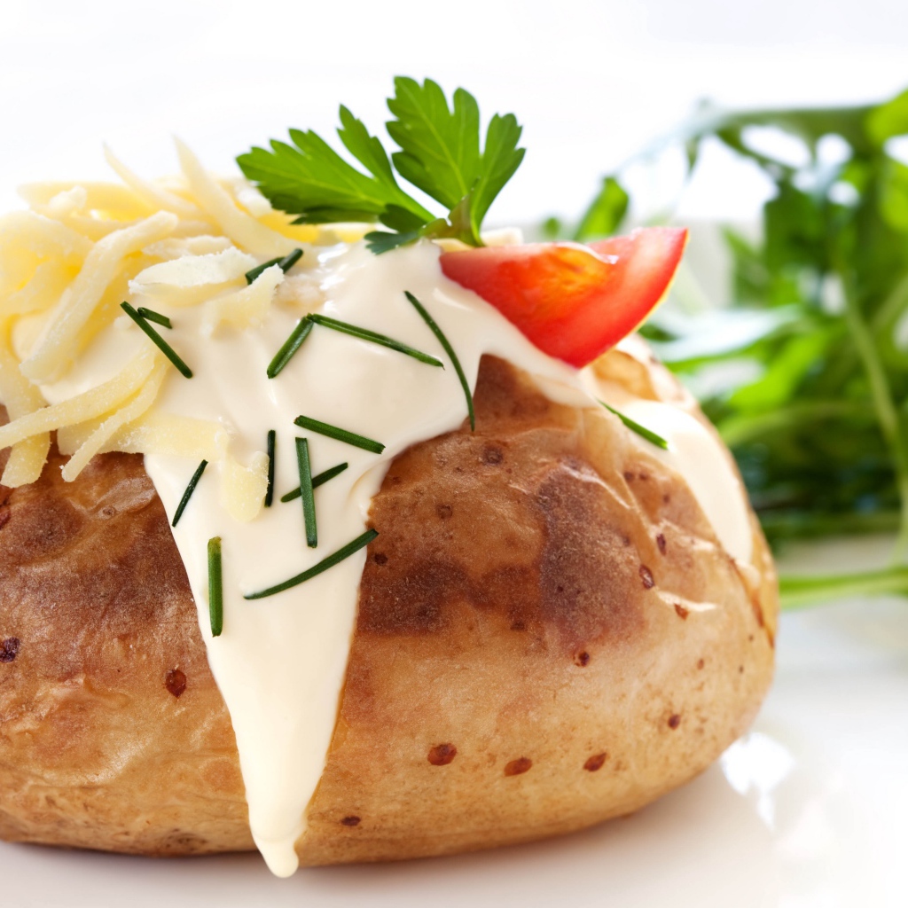 Запеченный картофель со сметаной, сыром и зеленью 