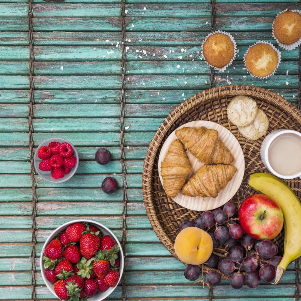Ягоды со свежими круассанами и кофе на завтрак