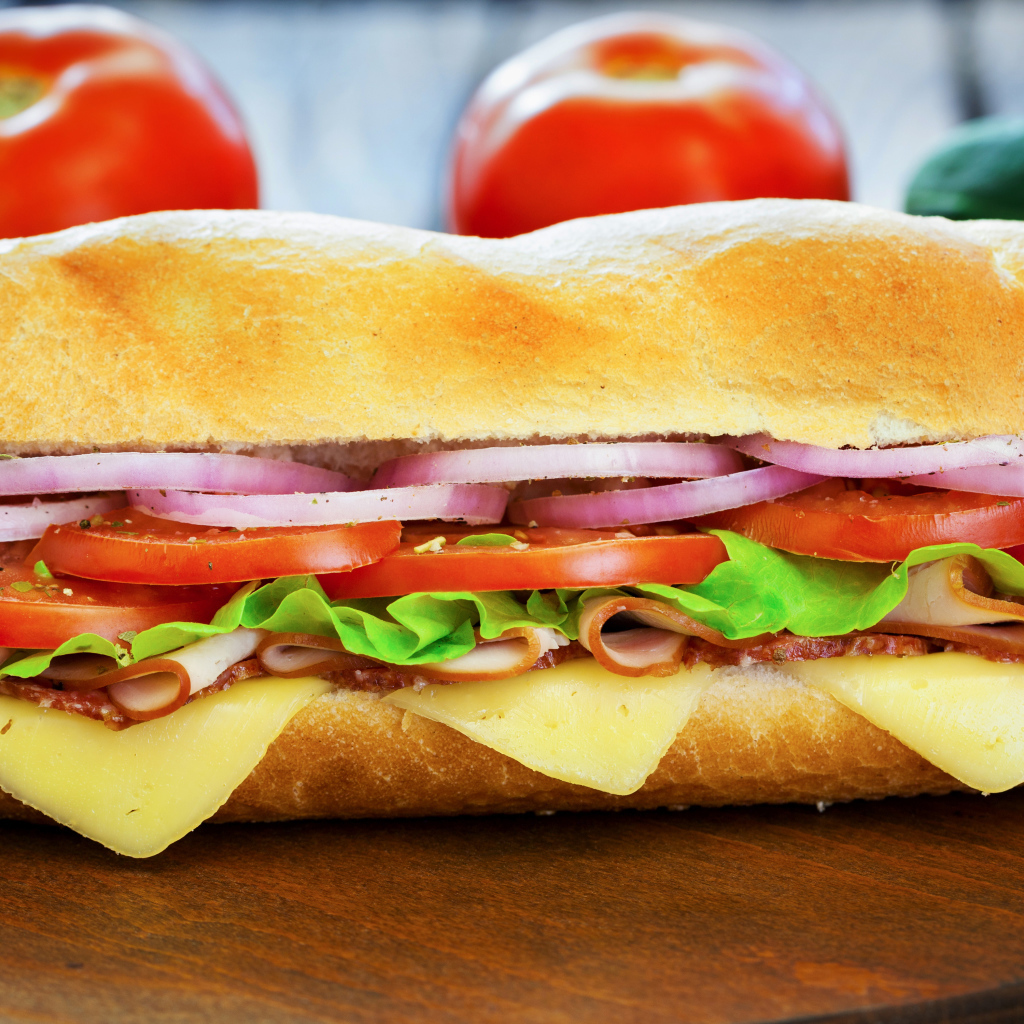 Большой бутерброд на столе крупным планом