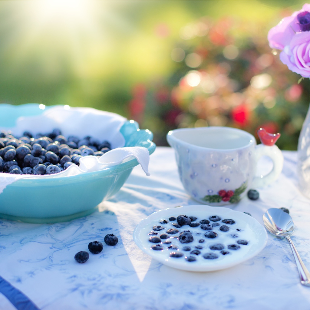 Черника с молоком на завтрак