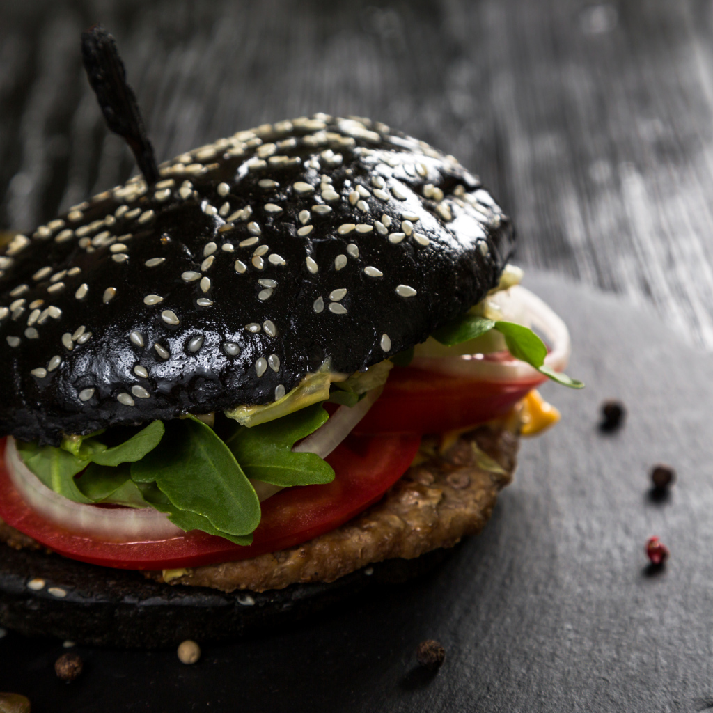 Черный гамбургер на столе
