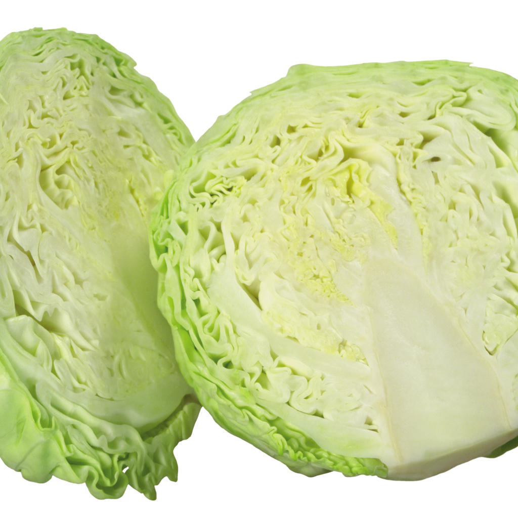 Головка капусты на белом фоне