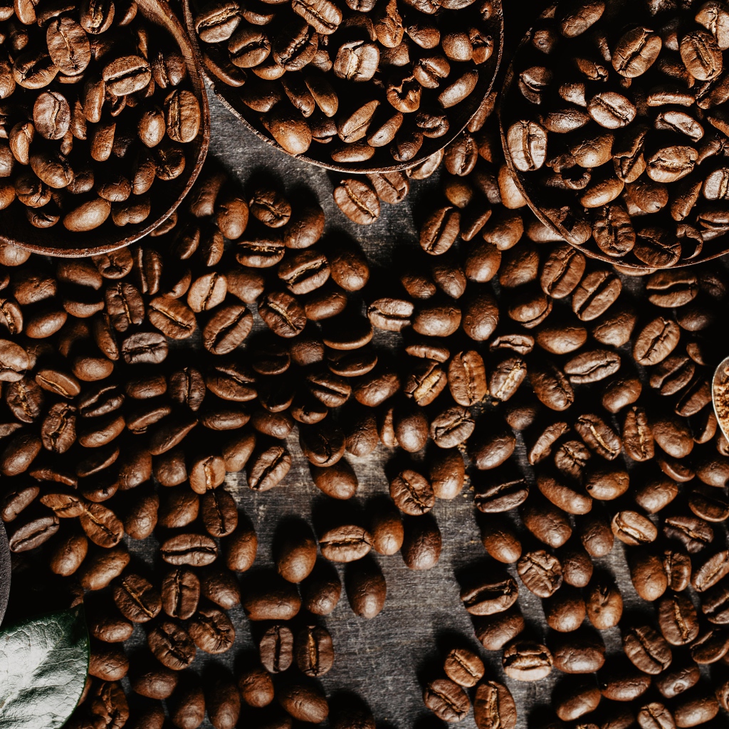 Кофейные зерна на столе крупным планом 