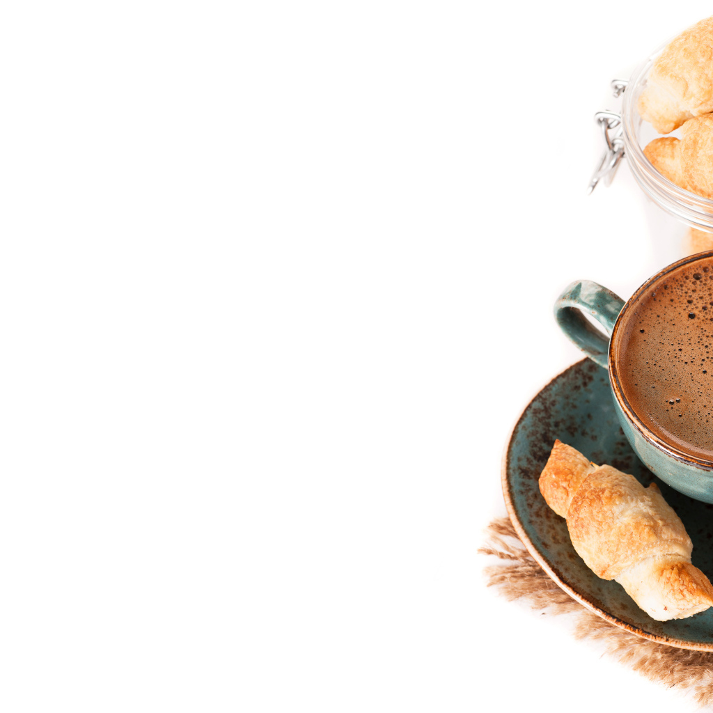 Кофе с круассанами и корицей на белом фоне