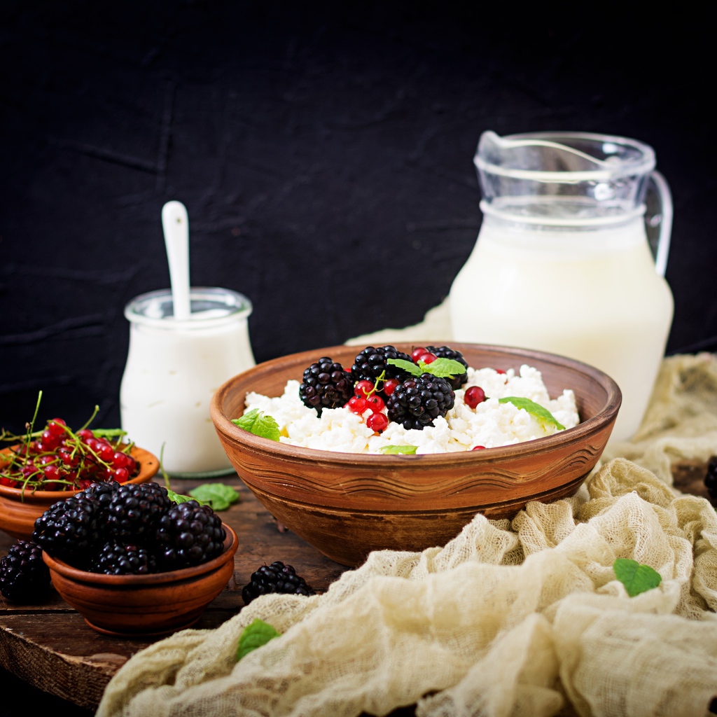 Творог с ягодами ежевики, красной смородины и молоком на завтрак