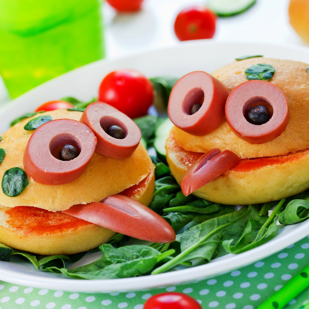 Креативные булочки с овощами и сосисками