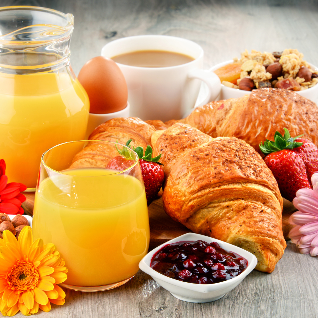 Круассаны, сок, орехи, яйцо и мюсли на завтрак 