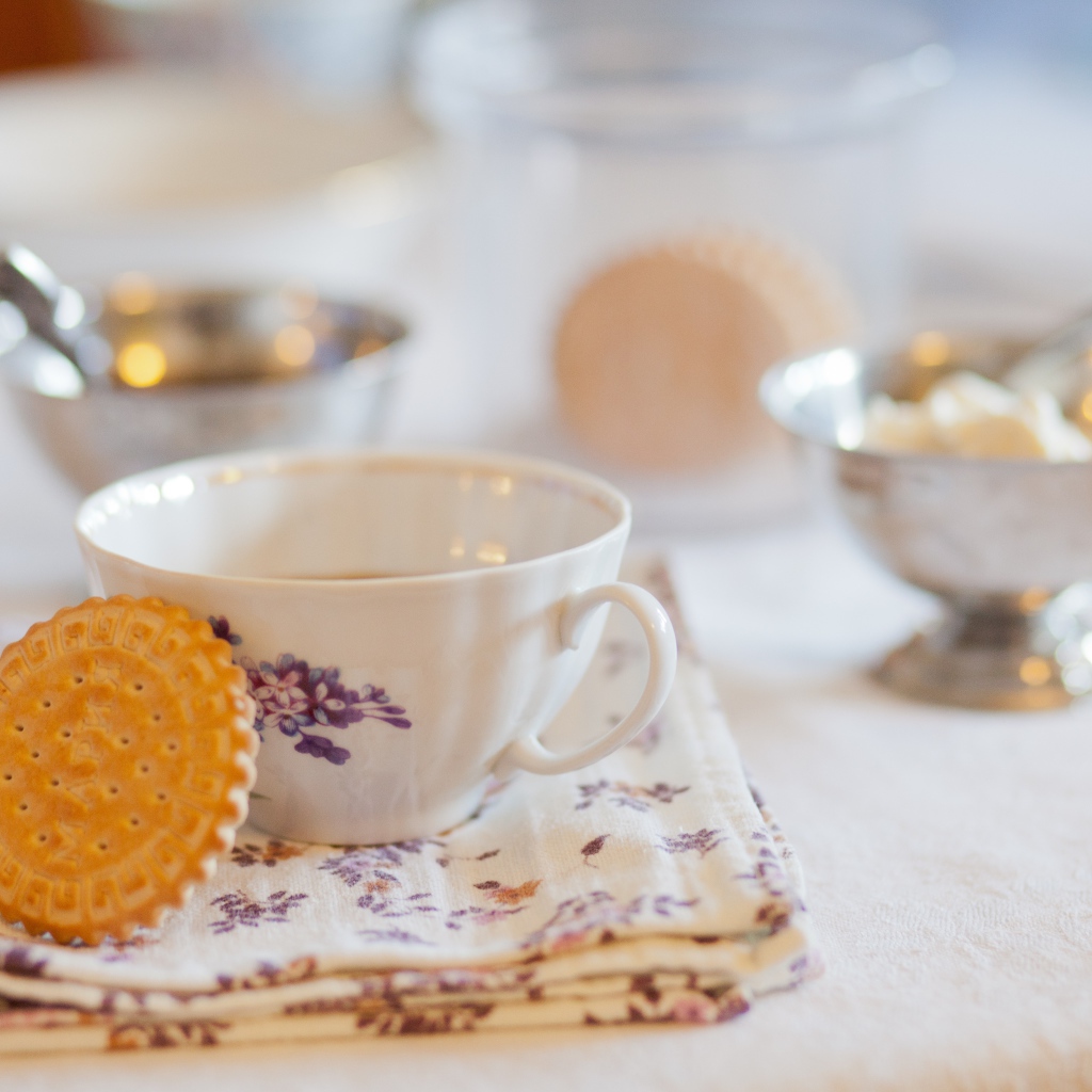 Чашка чаю с печеньем Мария на столе