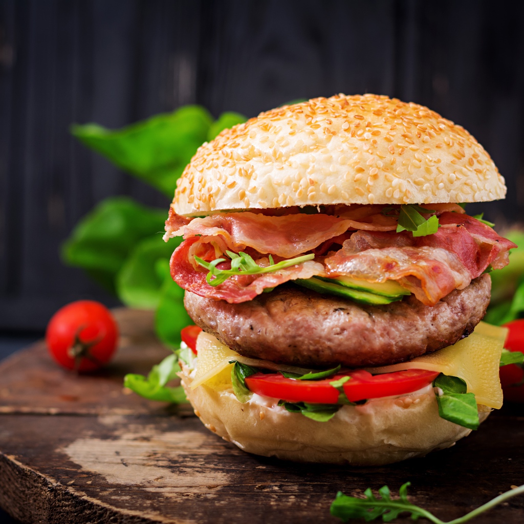 Вкусный аппетитный гамбургер с беконом 