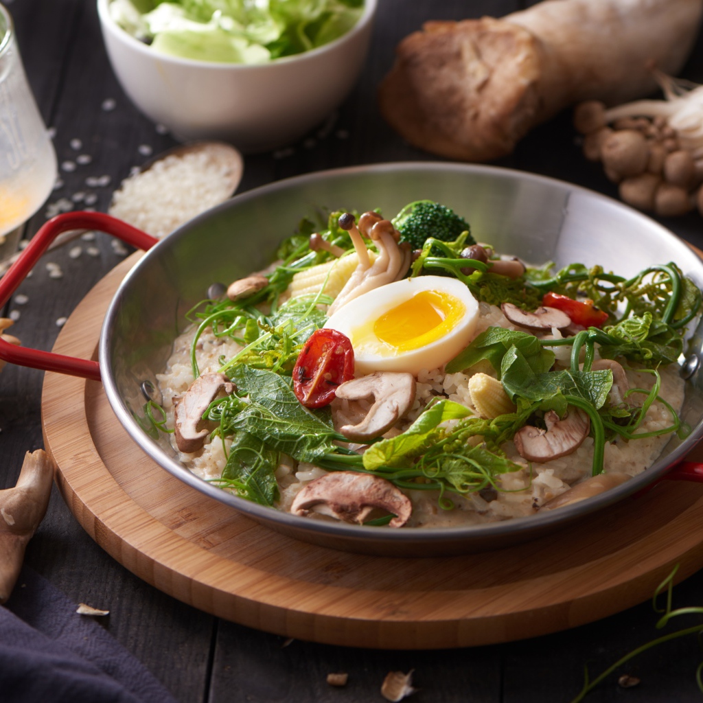 Вкусный рис с овощами и яйцом на столе