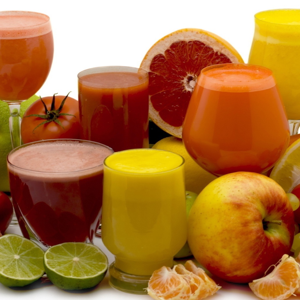 Разные свежие соки на белом фоне с фруктами