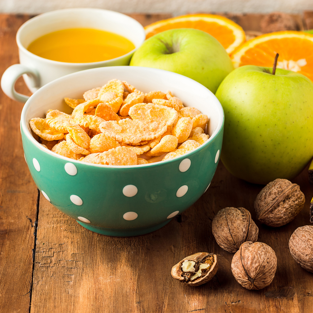 Хлопья с фруктами и орехами на столе