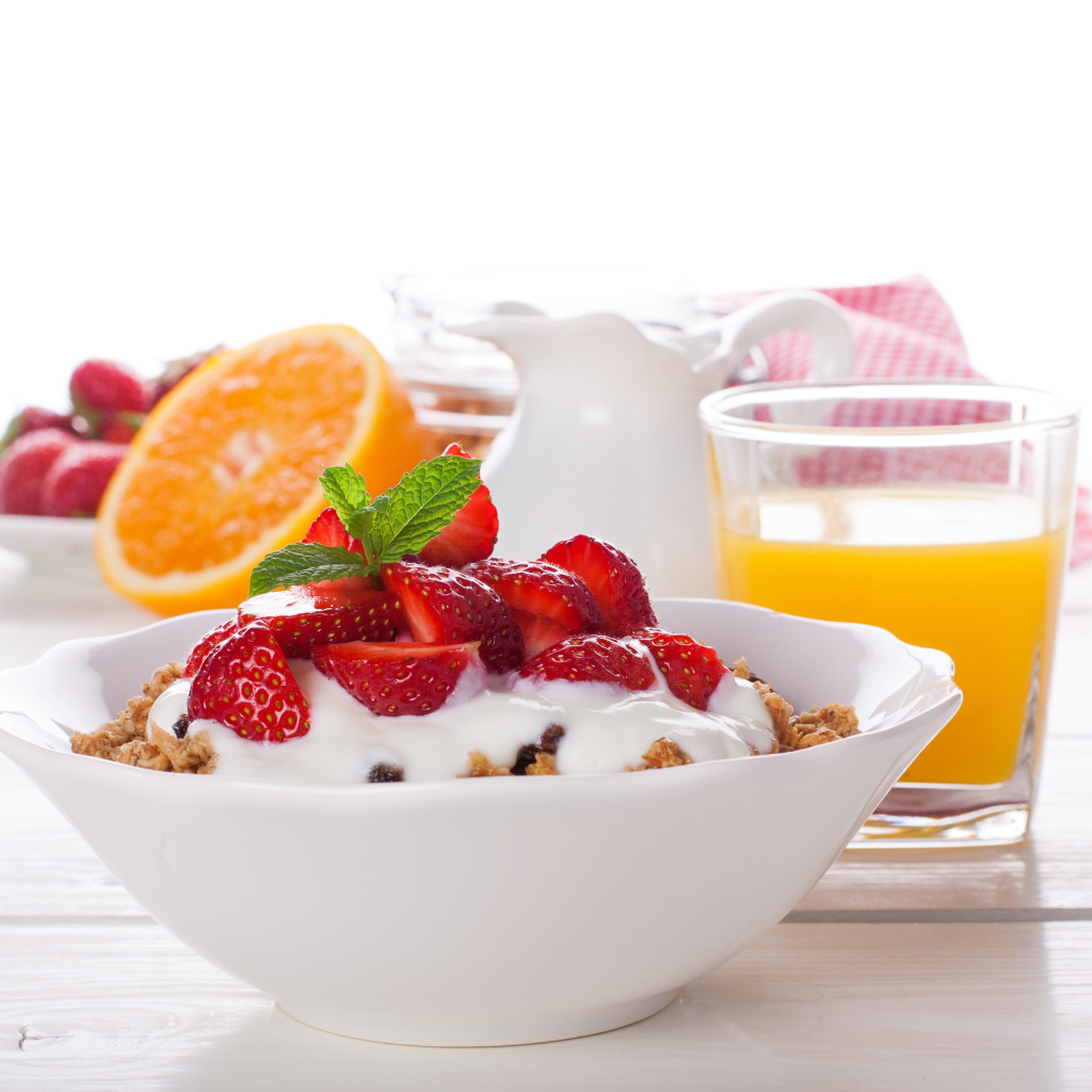Хлопья с йогуртом и клубникой на завтрак с соком