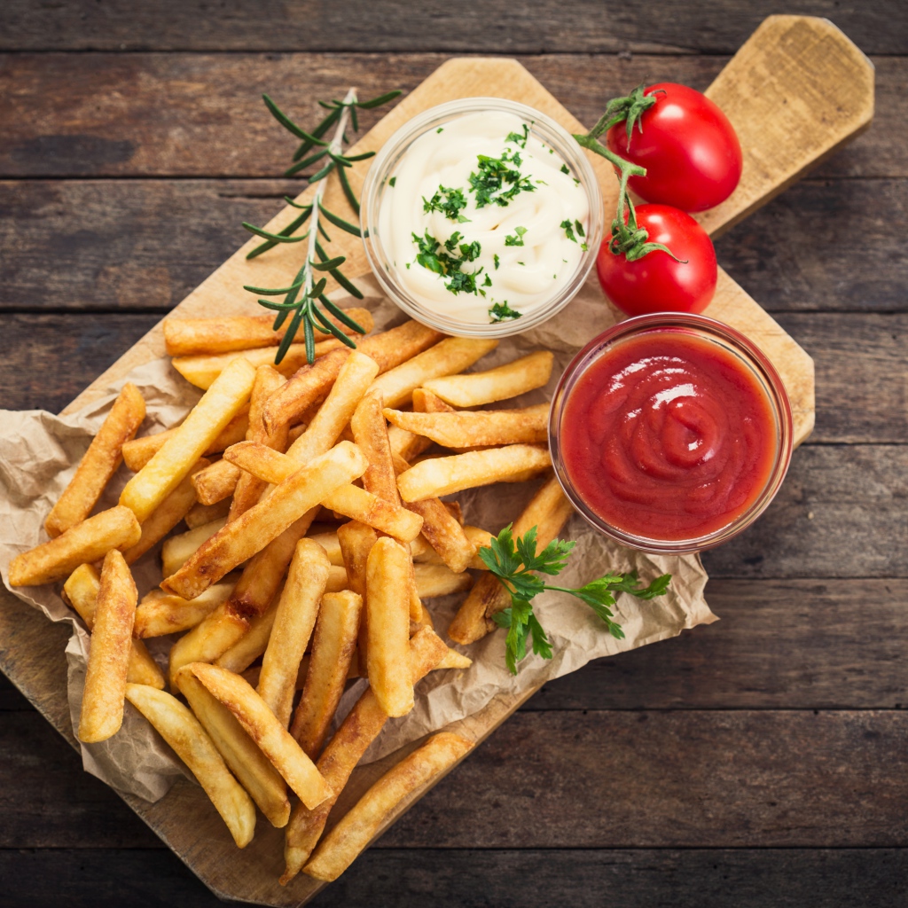 Картофель фри с соусом и кетчупом на доске