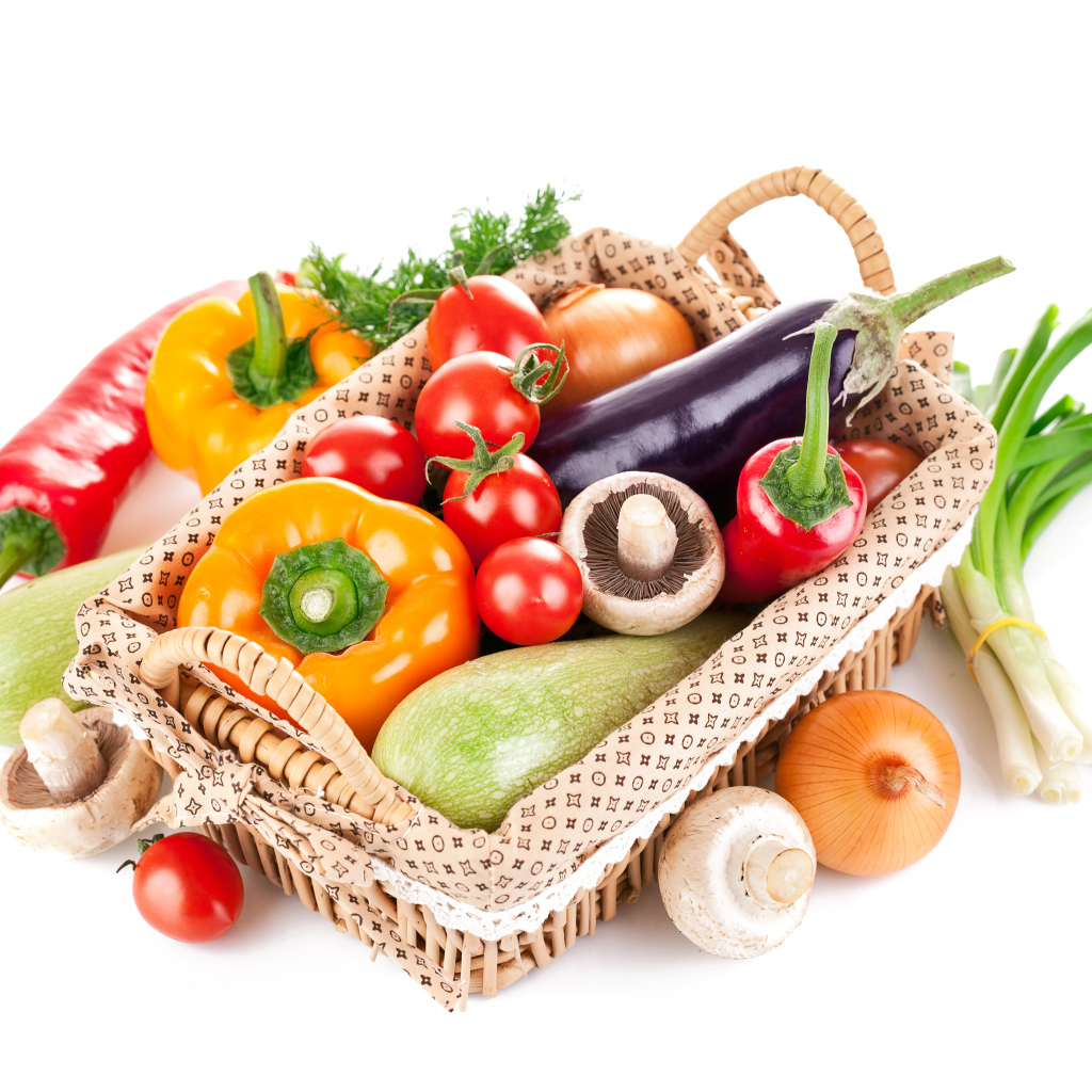 Свежие овощи в корзине на белом фоне