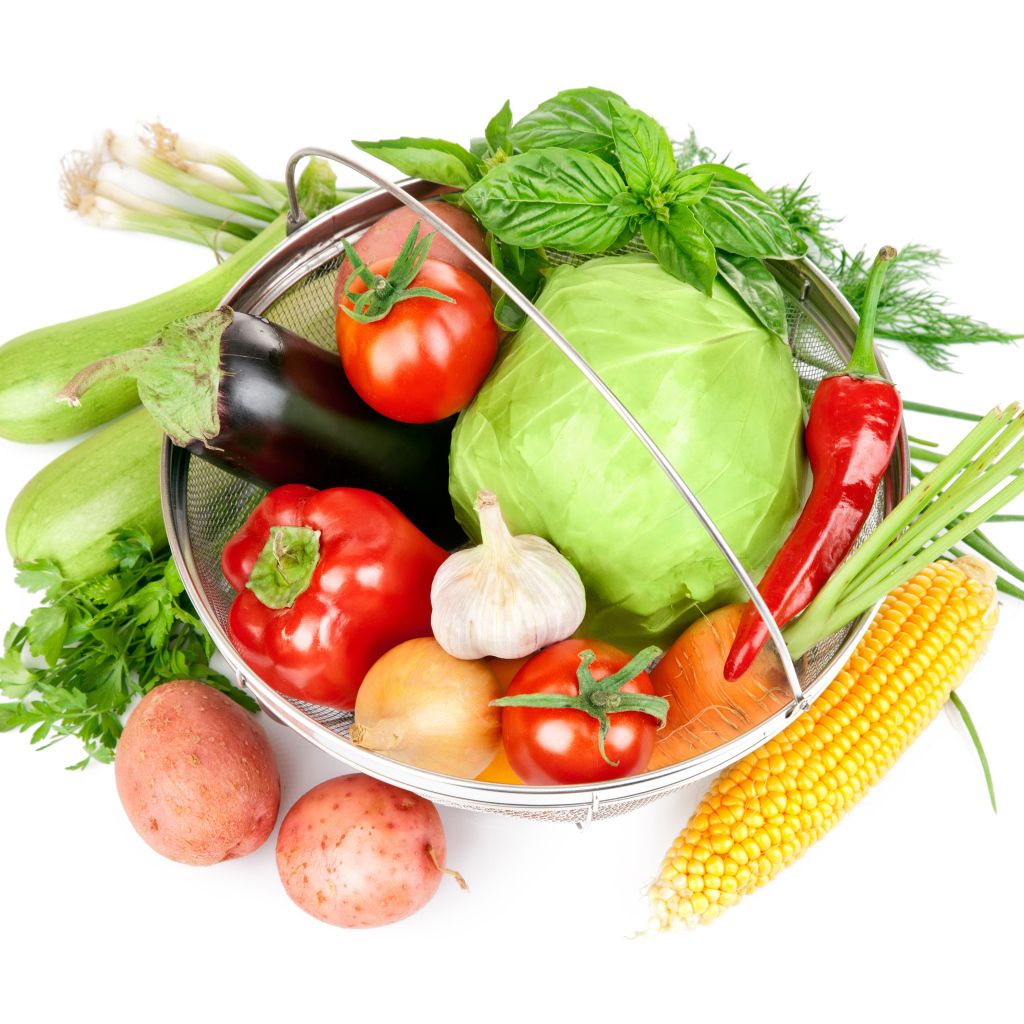 Свежие овощи на белом фоне 