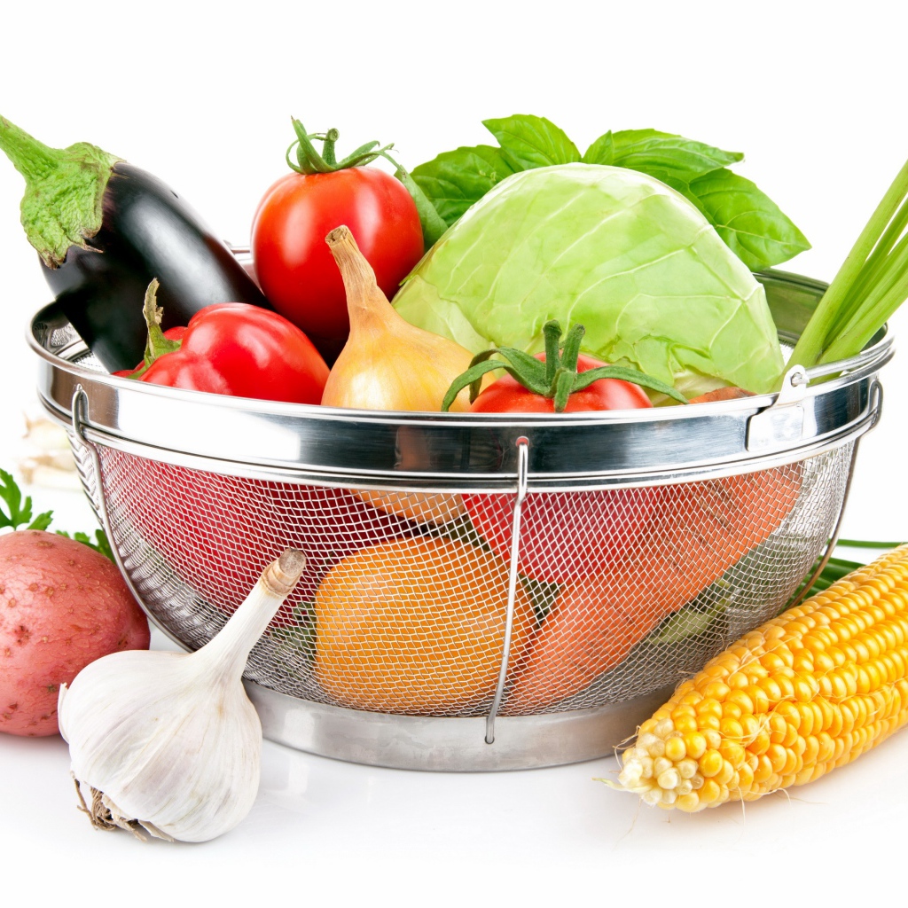 Свежие овощи помидоры, капуста, баклажаны, кукуруза и картофель с чесноком на белом фоне