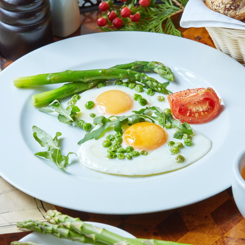 Яичница глазунья на завтрак с зеленым горошком и спаржей 