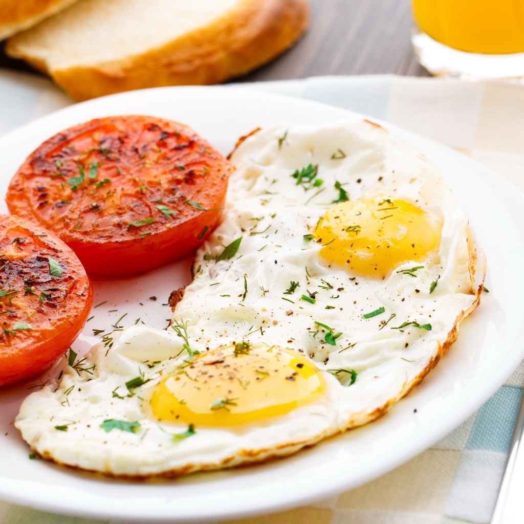 Яичница глазунья с жареными помидорами