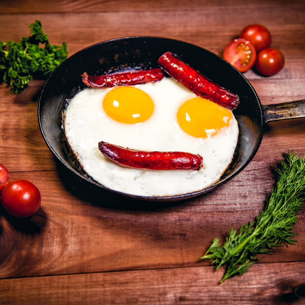 Яичница с сосисками на сковороде