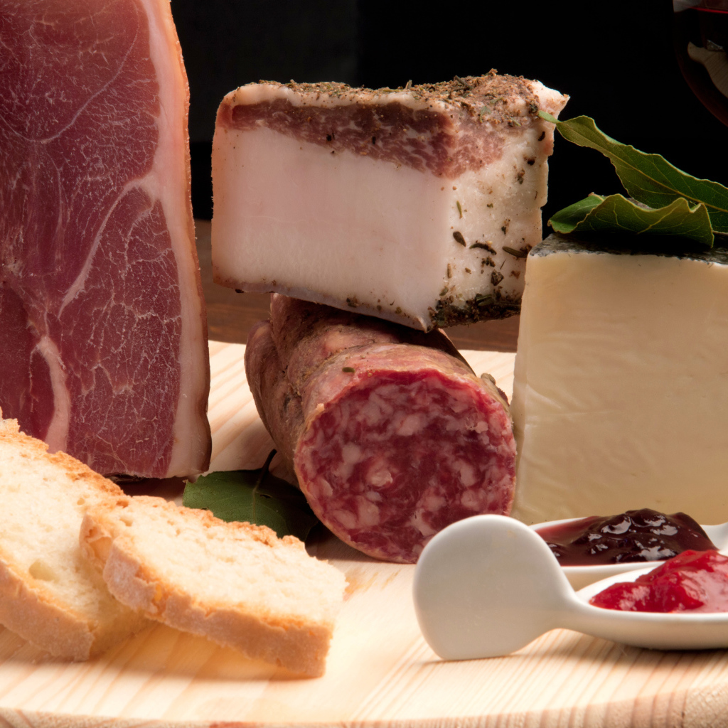 Ветчина, сало, колбаса,сыр и хлеб на столе