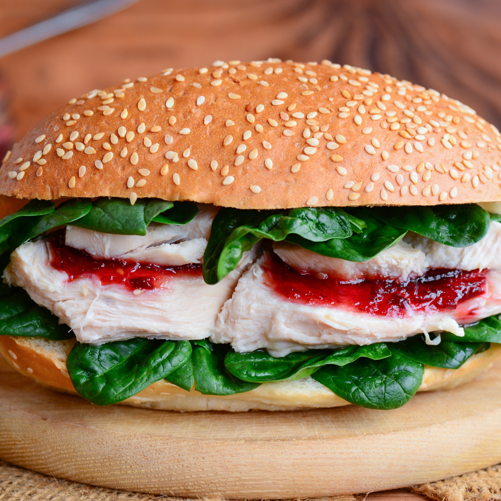 Гамбургер с курицей и зелеными листьями шпината