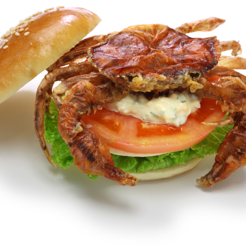 Гамбургер с овощами и крабом на белом фоне