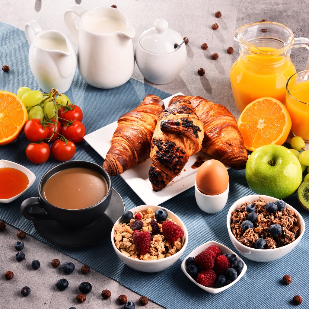 Здоровый вкусный завтрак на столе