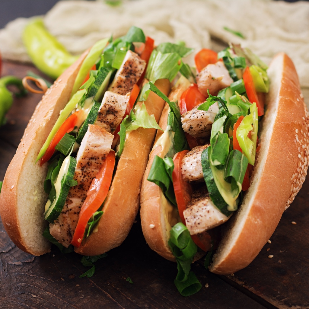 Хотдог с курицей и овощами