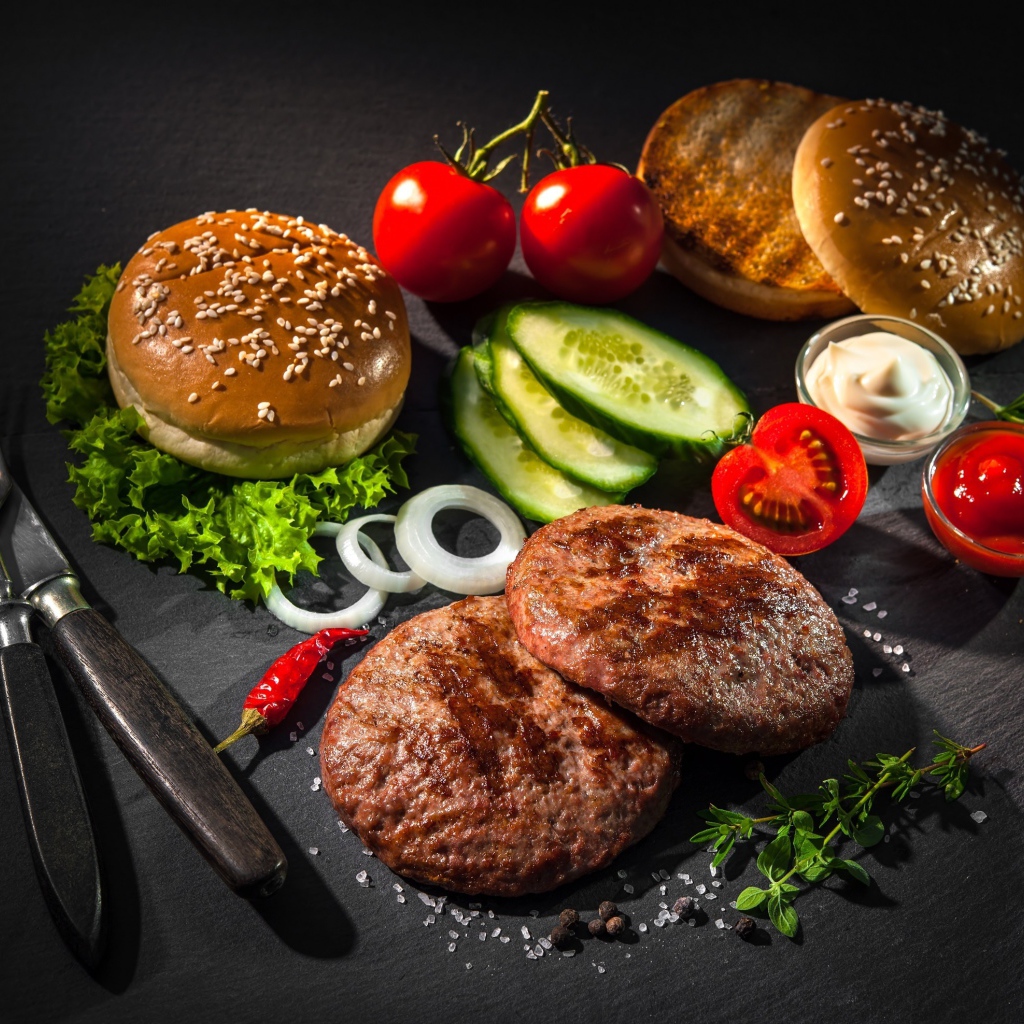 Ингредиенты для гамбургера на столе 