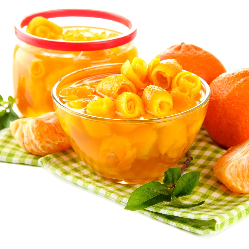 Варенье из мандариновых корок со свежими фруктами на столе