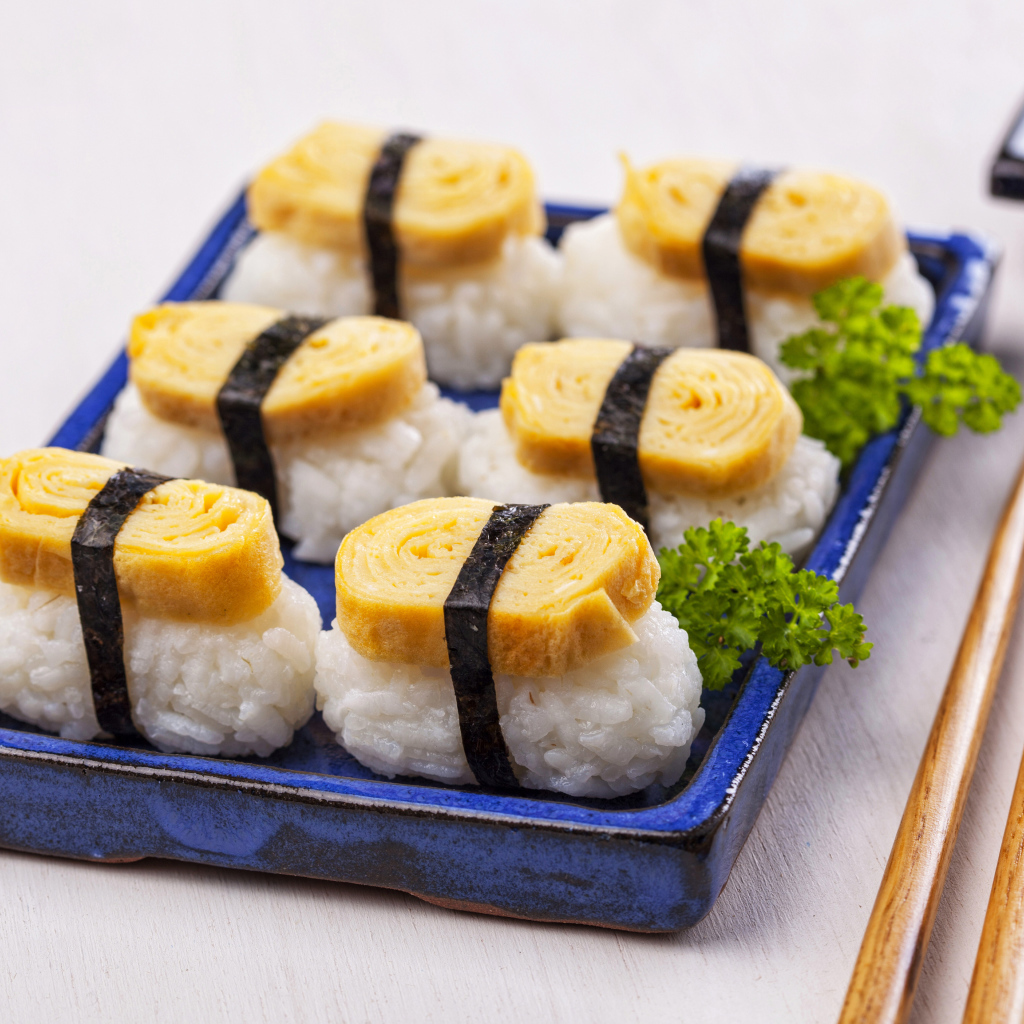 Японская еда на столе с палочками  