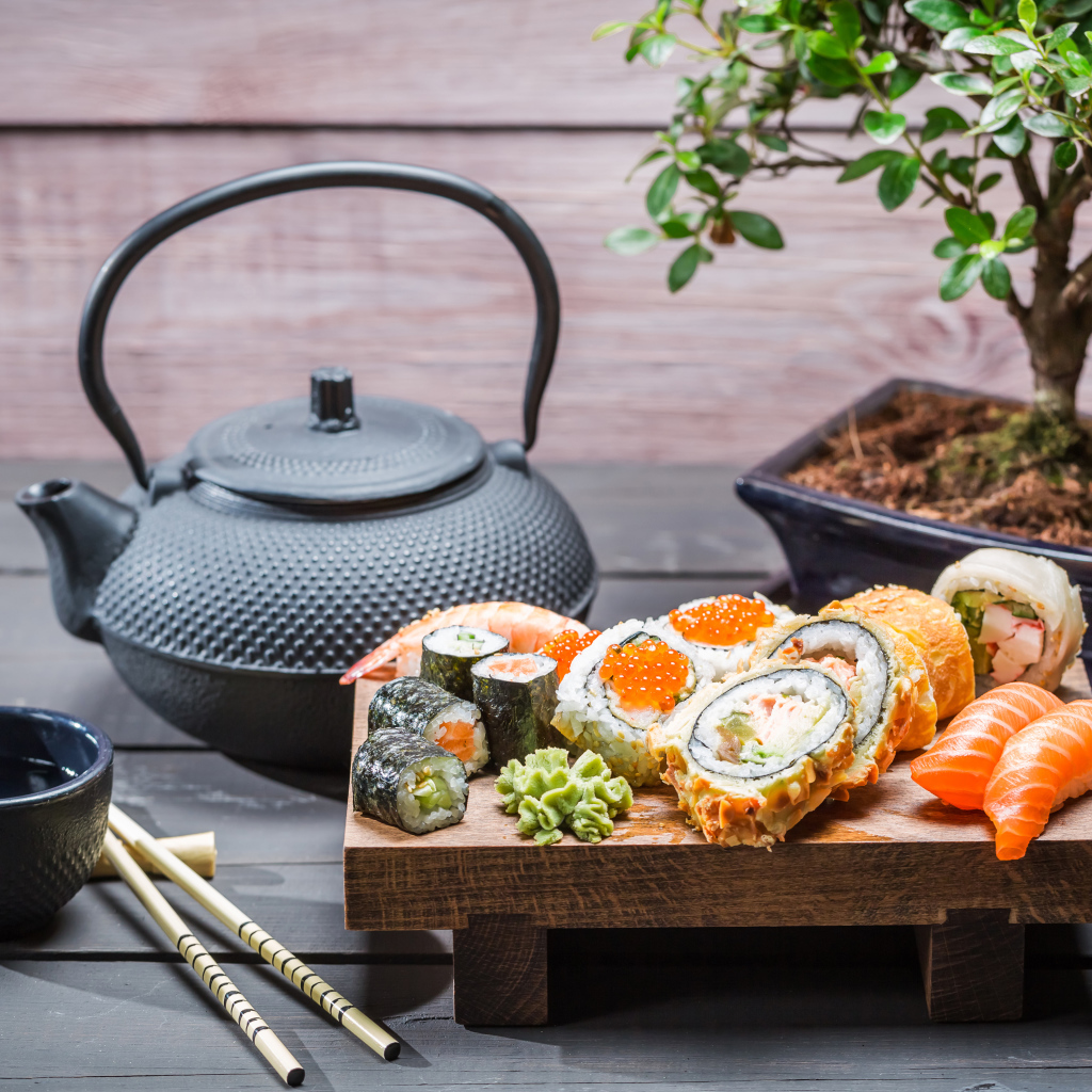 Японские суши на столе с чаем