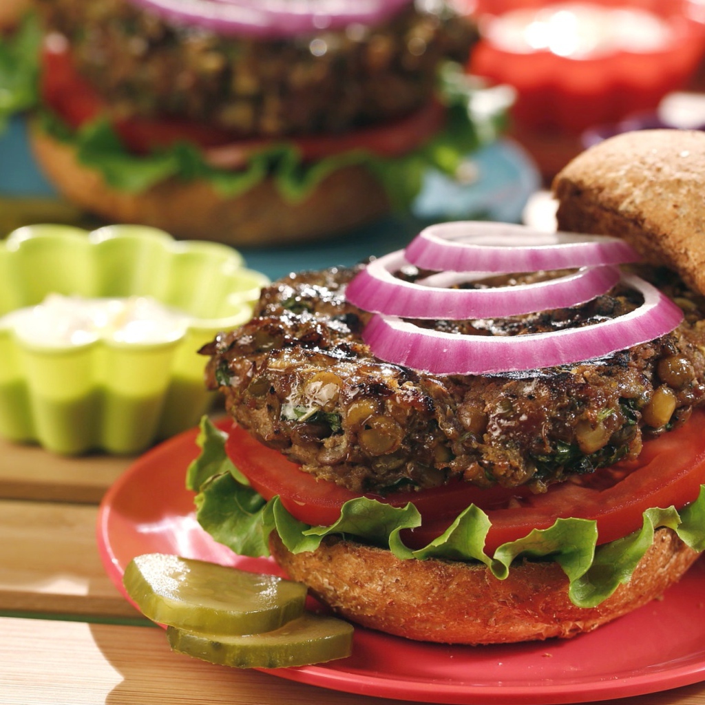 Сочный гамбургер на столе с соусом 