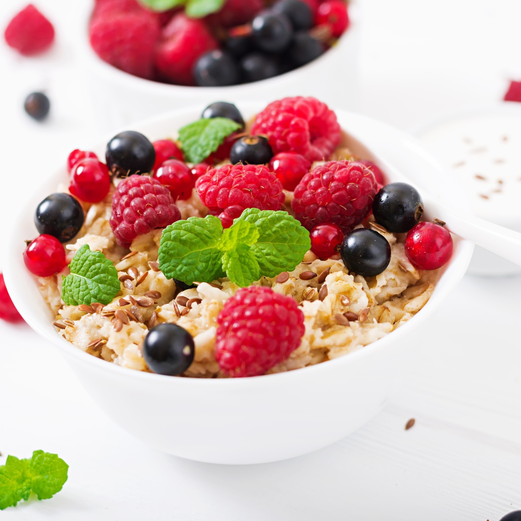 Мюсли с ягодами малины,  черники и красной смородины на завтрак