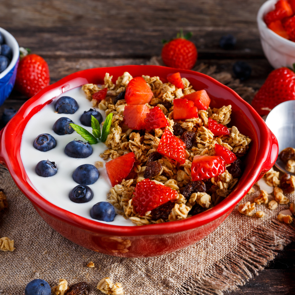 Мюсли с йогуртом, ягодами клубники и черники на завтрак
