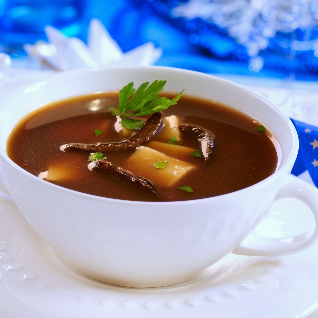 Грибной суп в белой тарелке