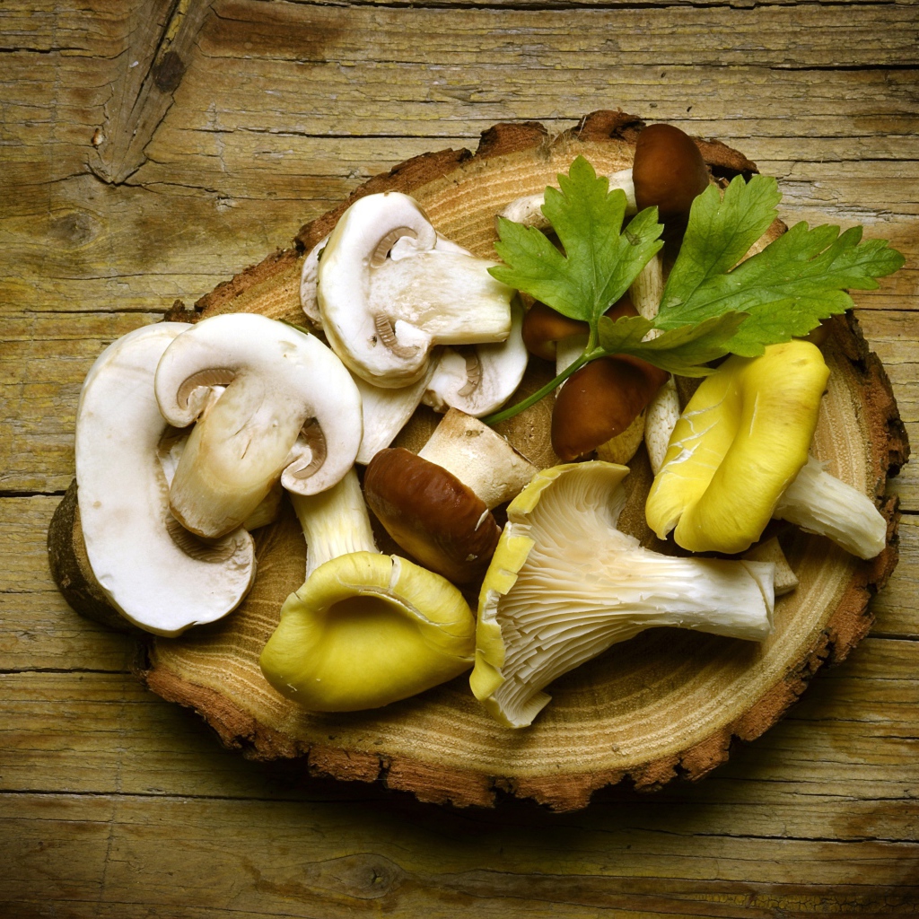 Грибы на деревянной разделочной доске