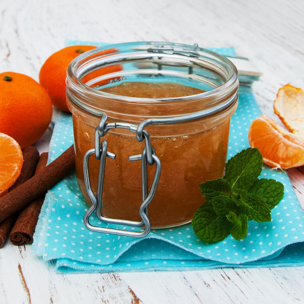 Апельсиновый джем с корицей на салфетке