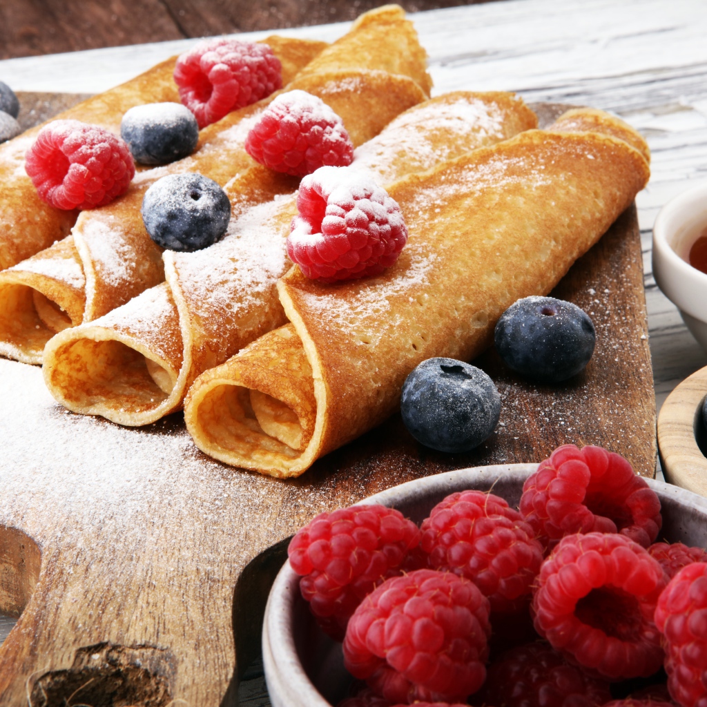 Блинчики с ягодами черники, малиной и сахарной пудрой