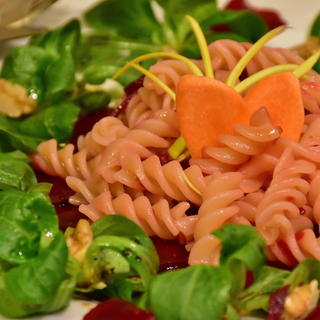 Макароны с базиликом и соусом на обед 